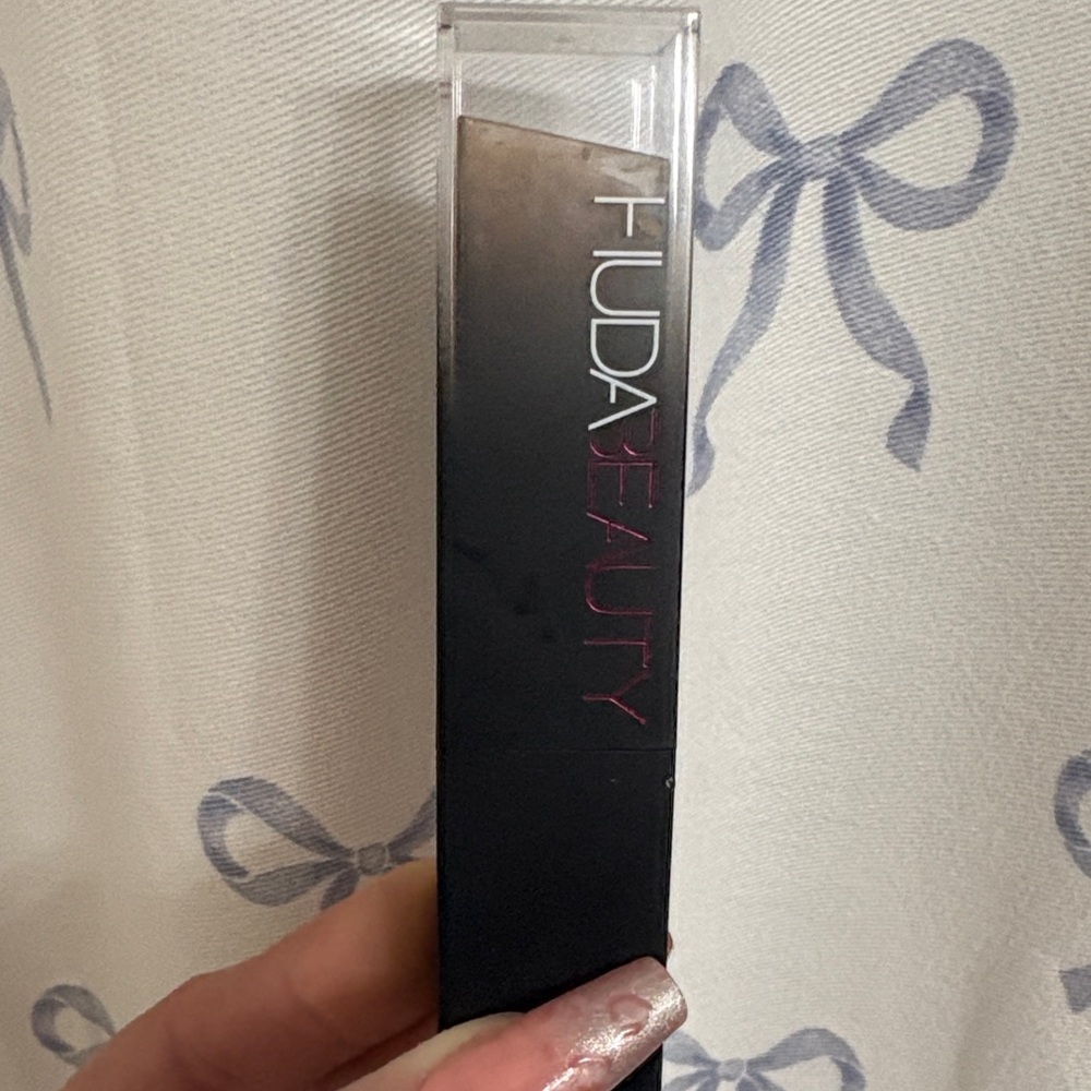 HUDA BEAUTY-  buildable coverage foundation stick
